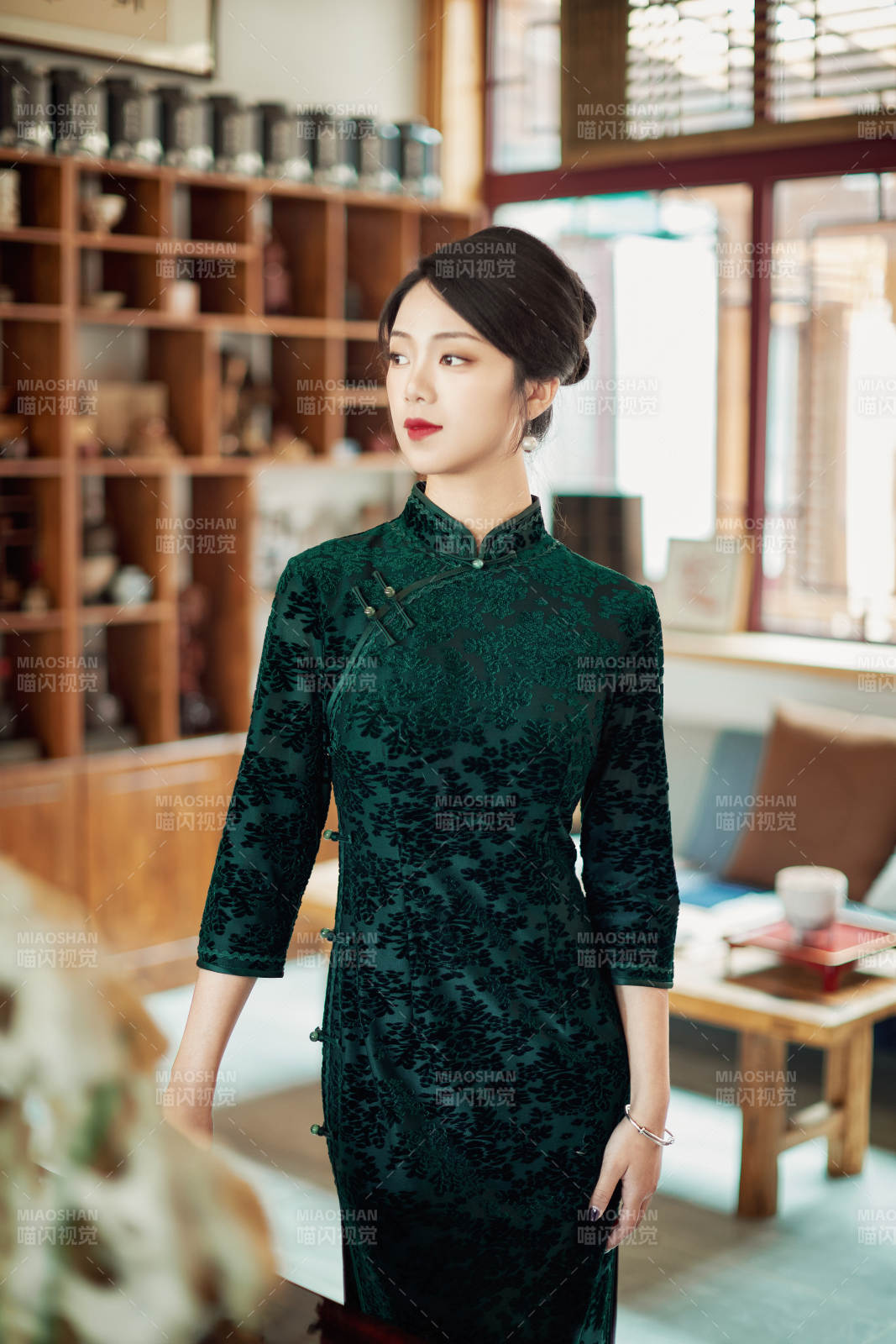 在中式茶社内穿着复古旗袍的中国女性图片