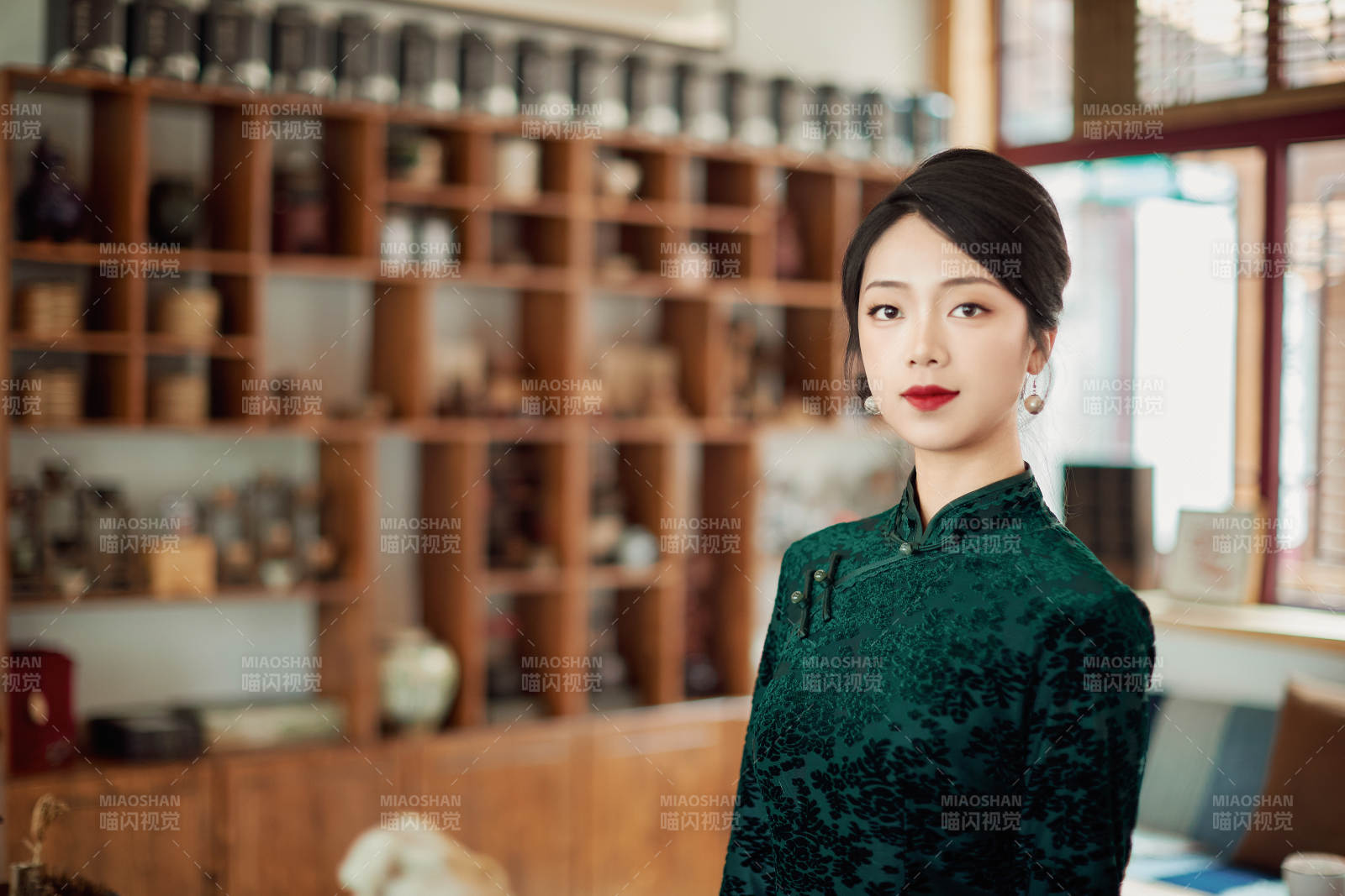 在中式茶社内穿着复古旗袍的中国女性图片