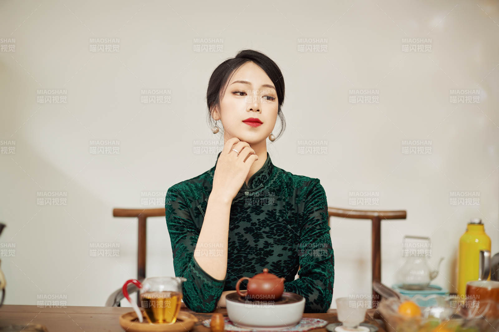 穿着旗袍展示茶道文化的亚洲美女图片