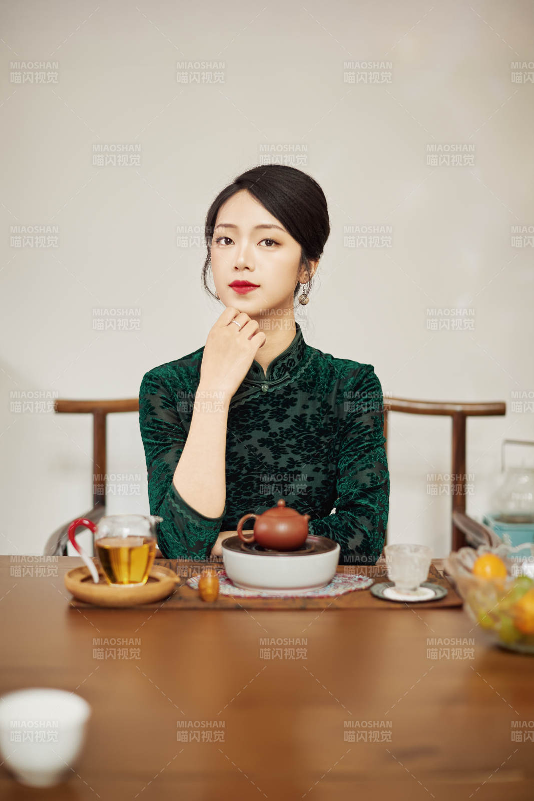 穿着旗袍展示茶道文化的亚洲美女图片