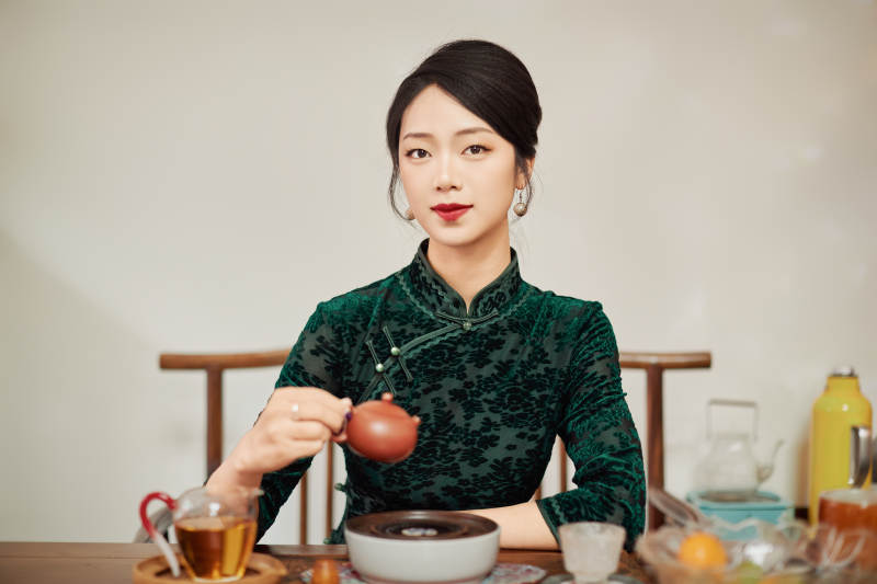 穿着旗袍展示茶道文化的亚洲美女图片