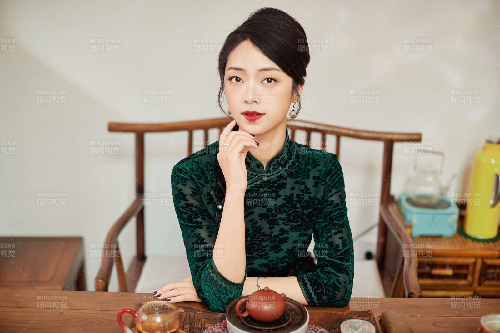 穿着旗袍展示茶道文化的亚洲美女图片