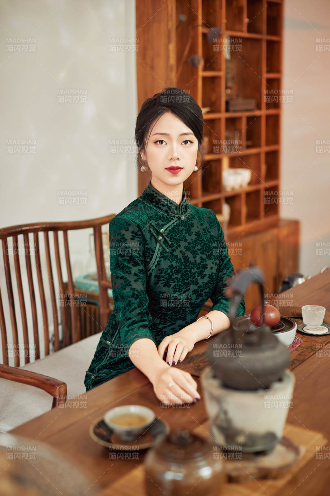 穿着旗袍展示茶道文化的亚洲美女图片