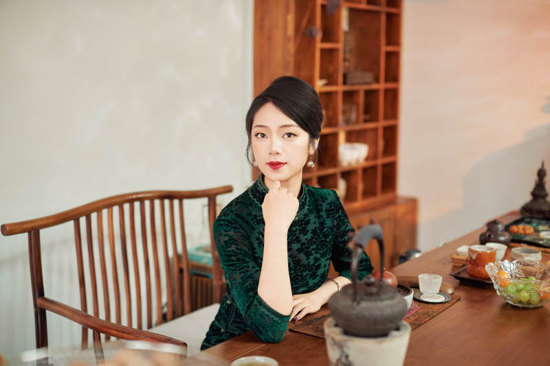 穿着旗袍展示茶道文化的亚洲美女图片