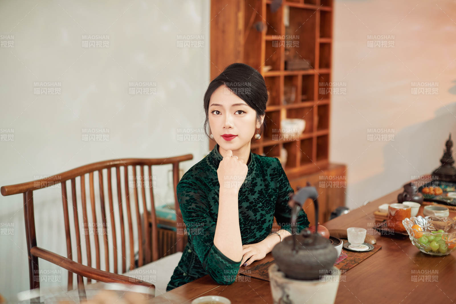 穿着旗袍展示茶道文化的亚洲美女图片