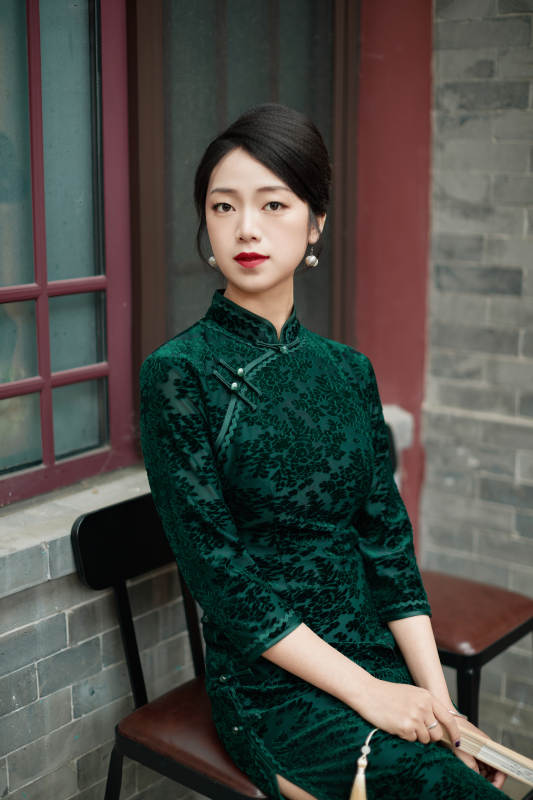 坐在中式庭院里身穿复古旗袍的亚洲女性图片