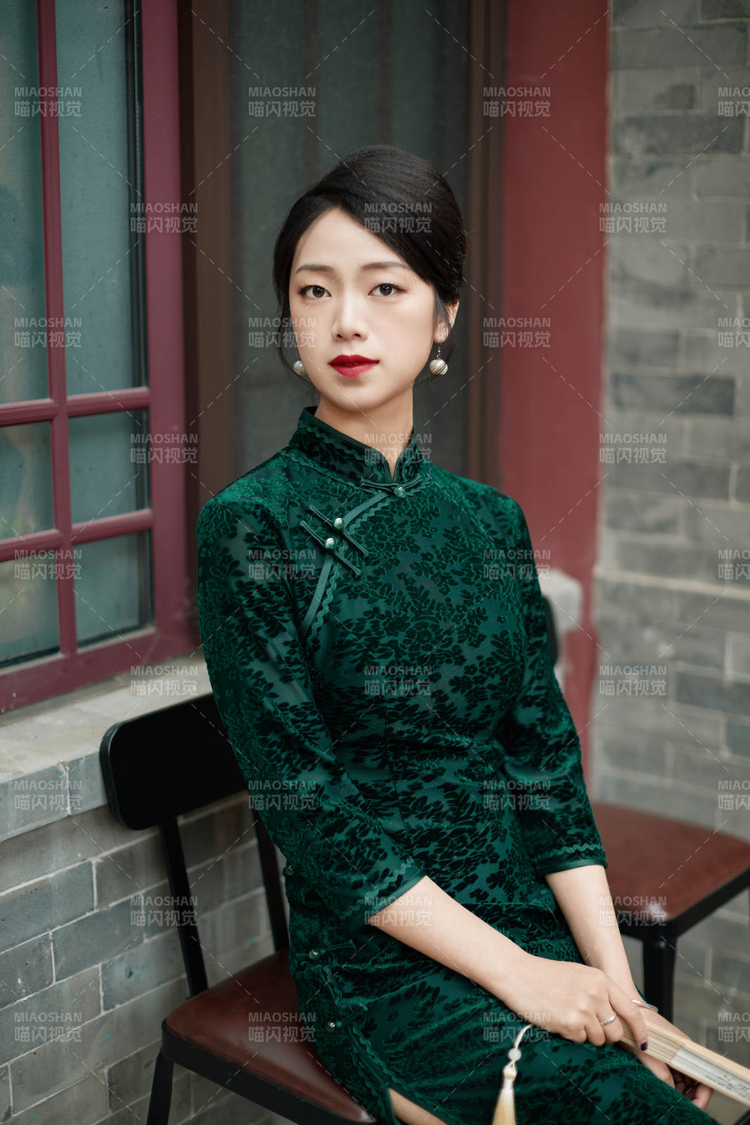 坐在中式庭院里身穿复古旗袍的亚洲女性图片