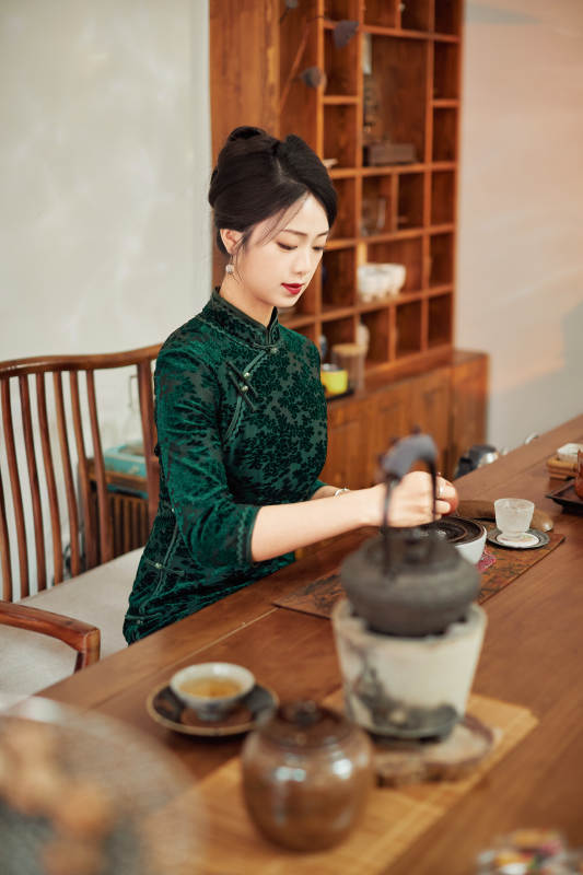 穿着旗袍展示茶道文化的亚洲美女图片