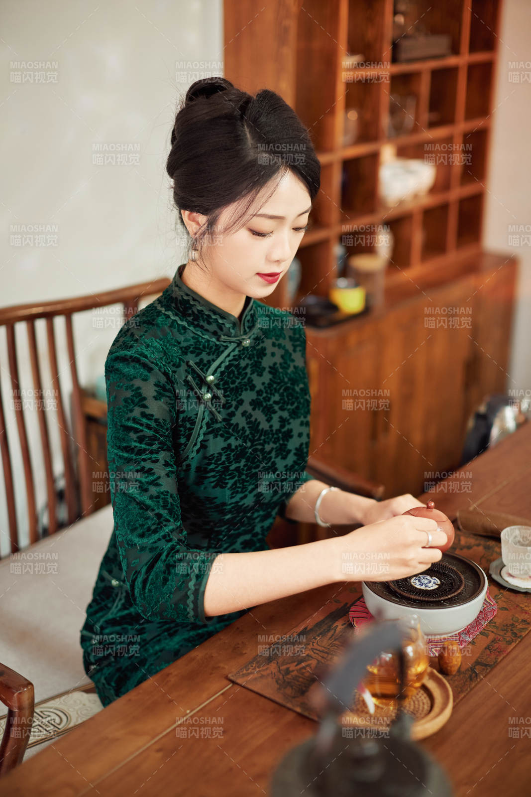 穿着旗袍展示茶道文化的亚洲美女图片