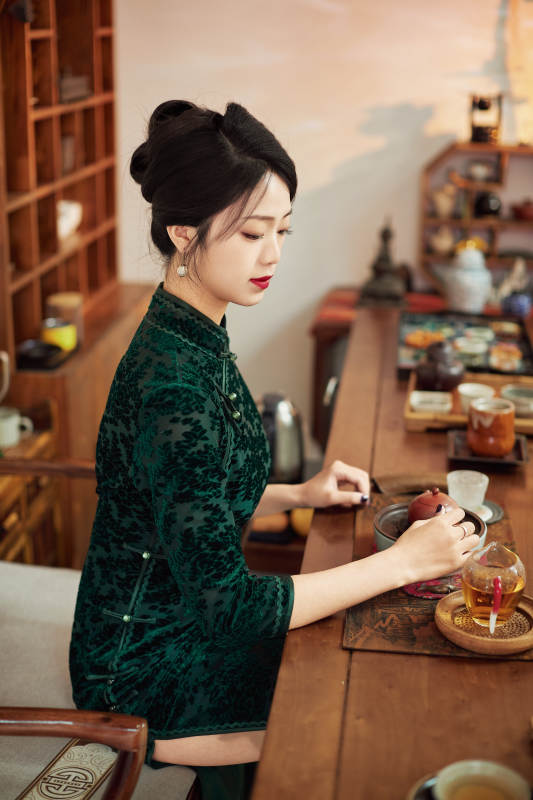 穿着旗袍展示茶道文化的亚洲美女图片
