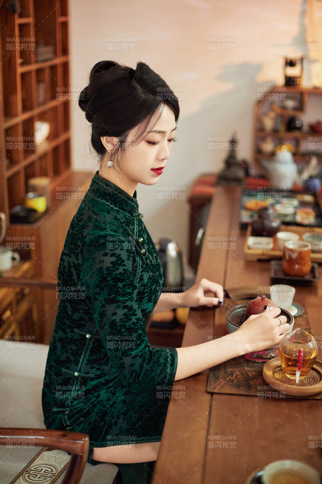 穿着旗袍展示茶道文化的亚洲美女图片