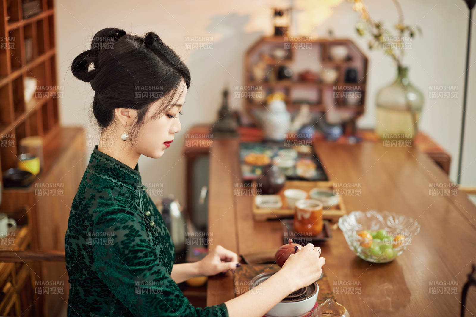 穿着旗袍展示茶道文化的亚洲美女图片