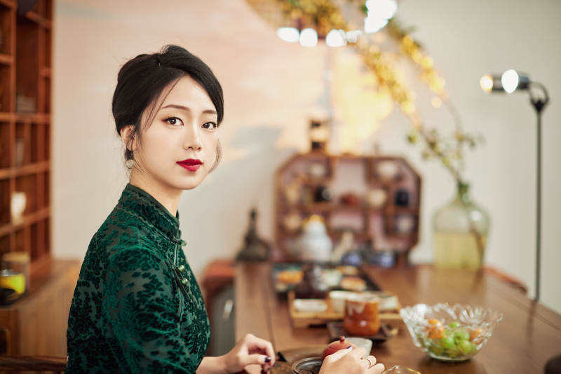 穿着旗袍展示茶道文化的亚洲美女图片