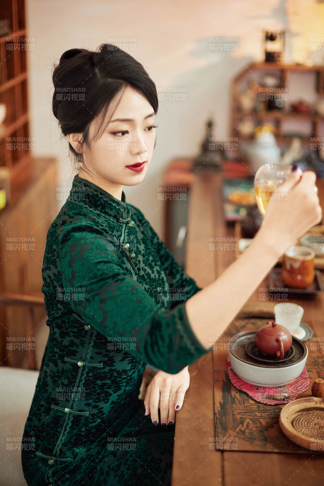 穿着旗袍展示茶道文化的亚洲美女图片