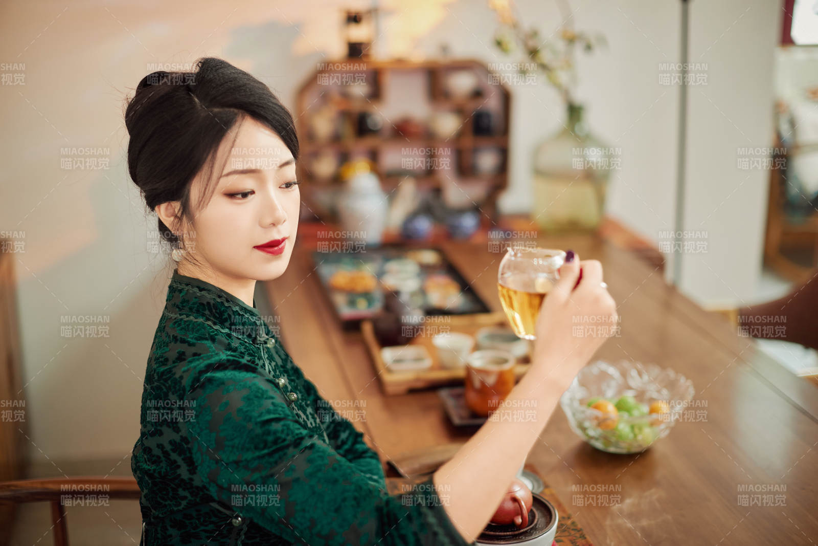 穿着旗袍展示茶道文化的亚洲美女图片