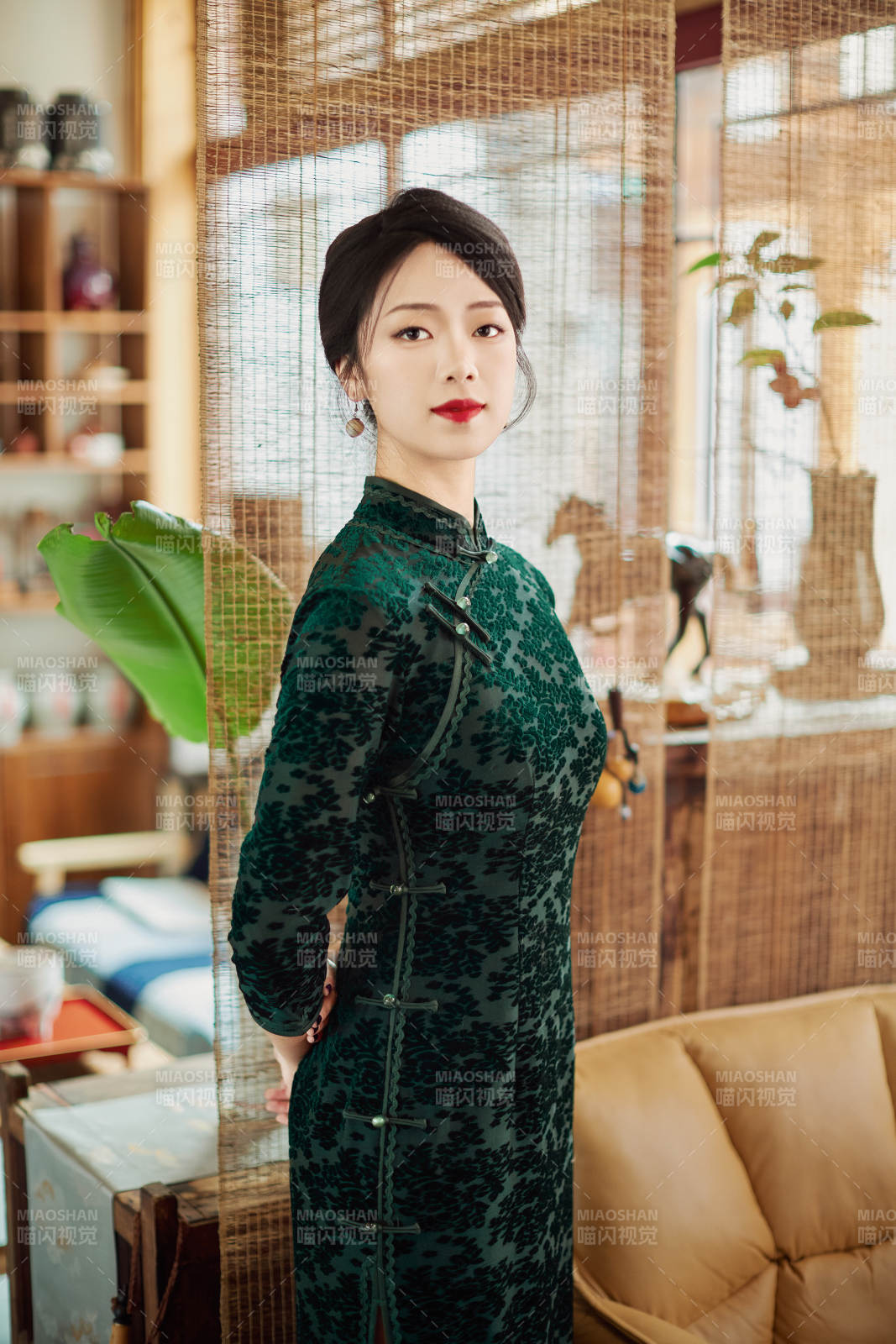 旗袍美女在茶社品茶图片