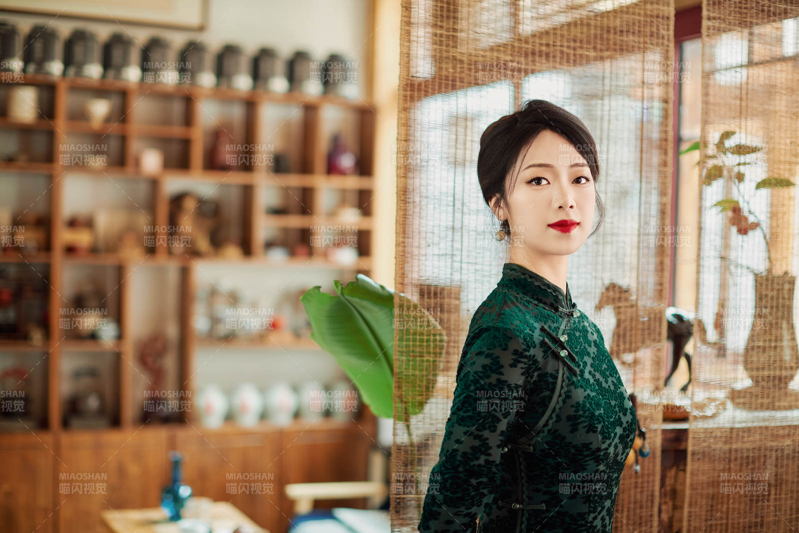 旗袍美女在茶社品茶图片