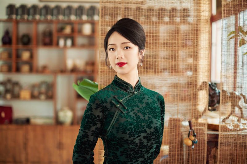 旗袍美女在茶社品茶图片