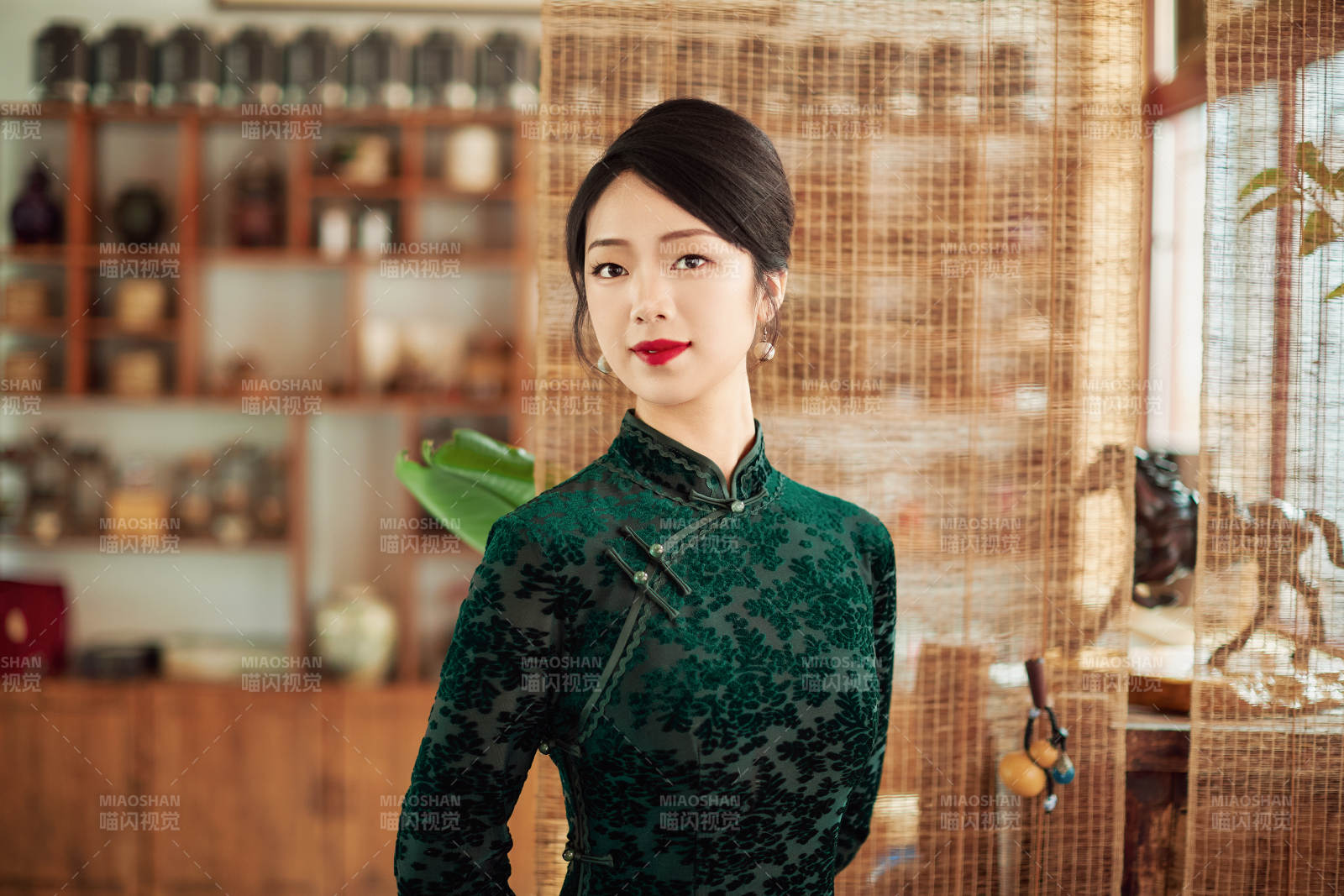 旗袍美女在茶社品茶图片