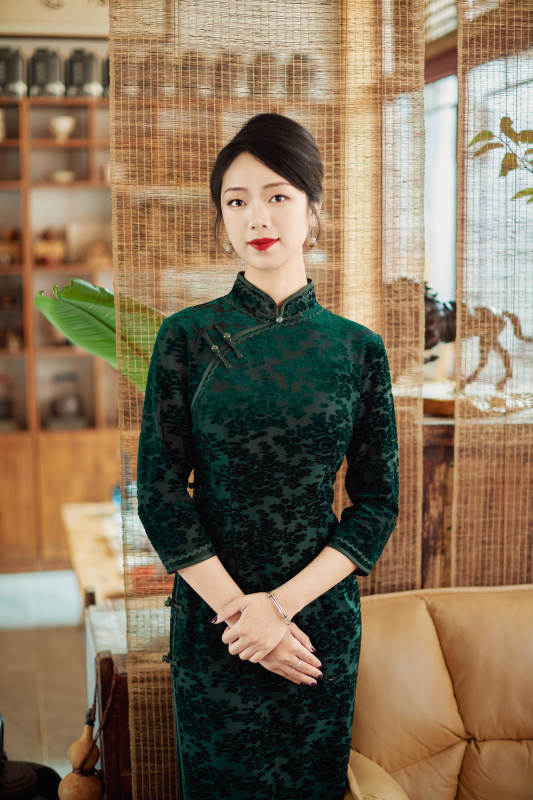 旗袍美女在茶社品茶图片