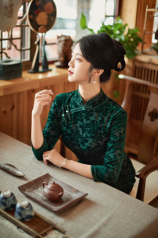 旗袍美女在茶社品茶图片