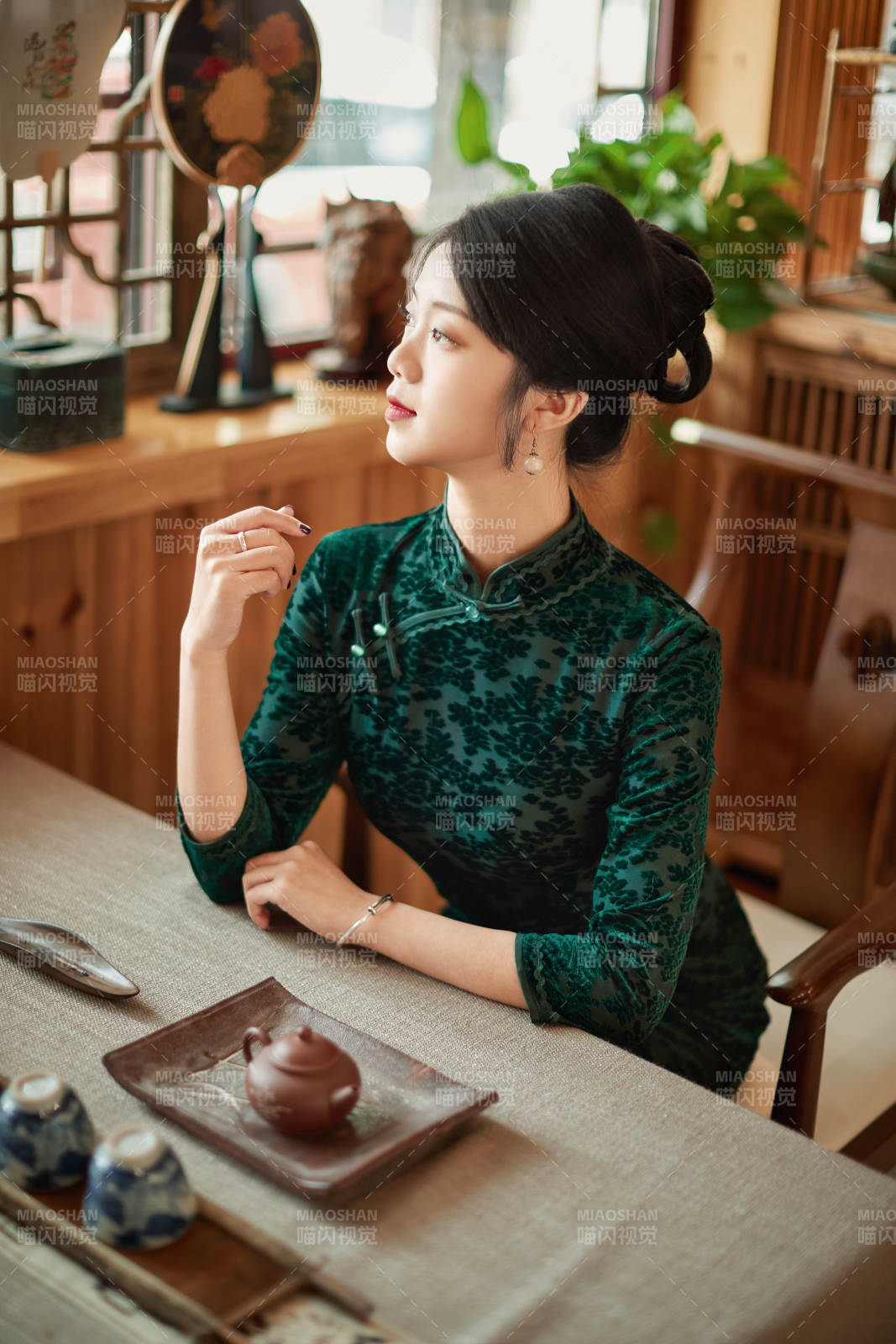 旗袍美女在茶社品茶图片