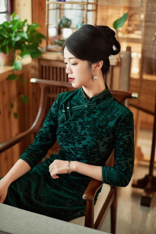 旗袍美女在茶社品茶图片