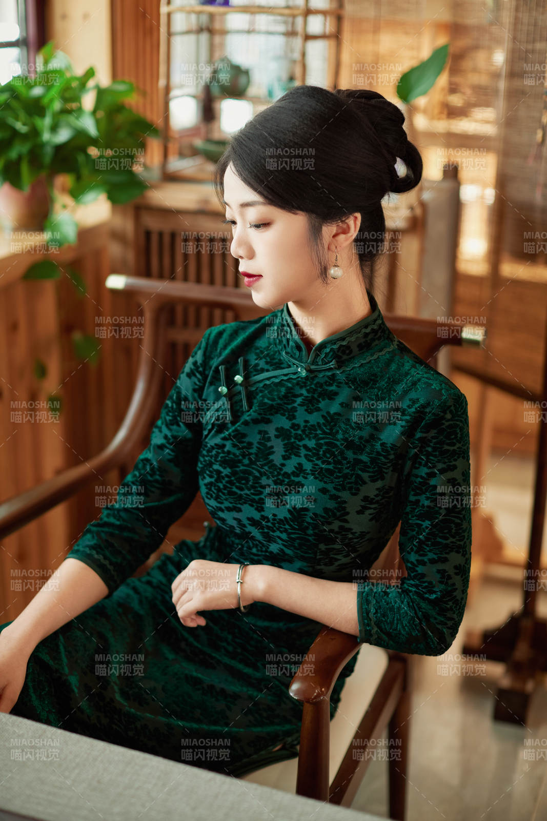 旗袍美女在茶社品茶图片