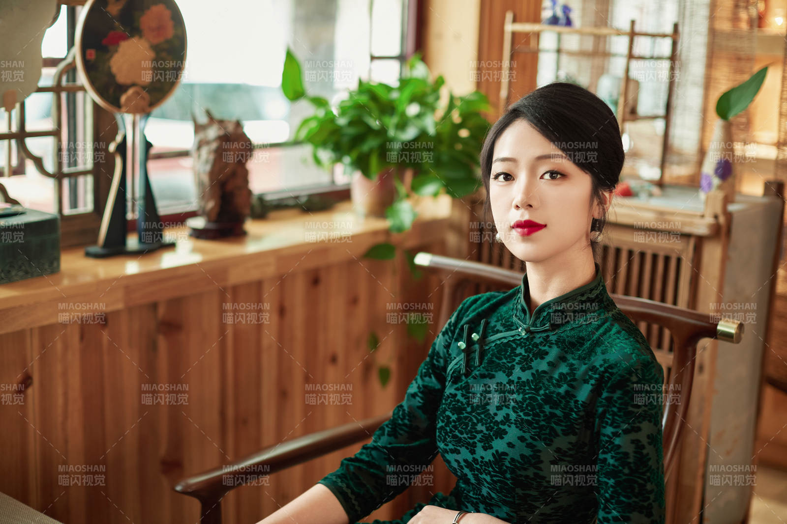 旗袍美女在茶社品茶图片