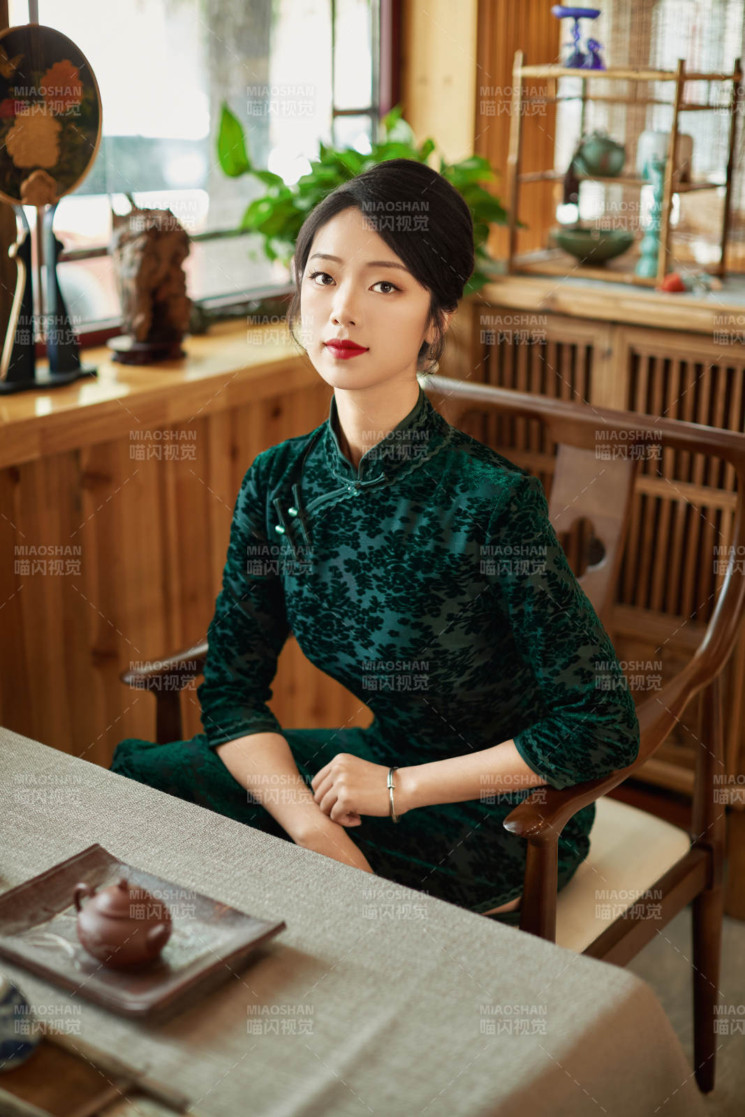 旗袍美女在茶社品茶图片