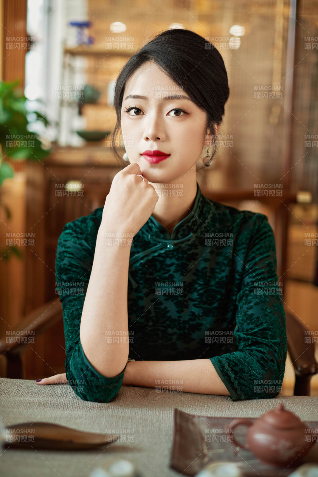 旗袍美女在茶社品茶图片