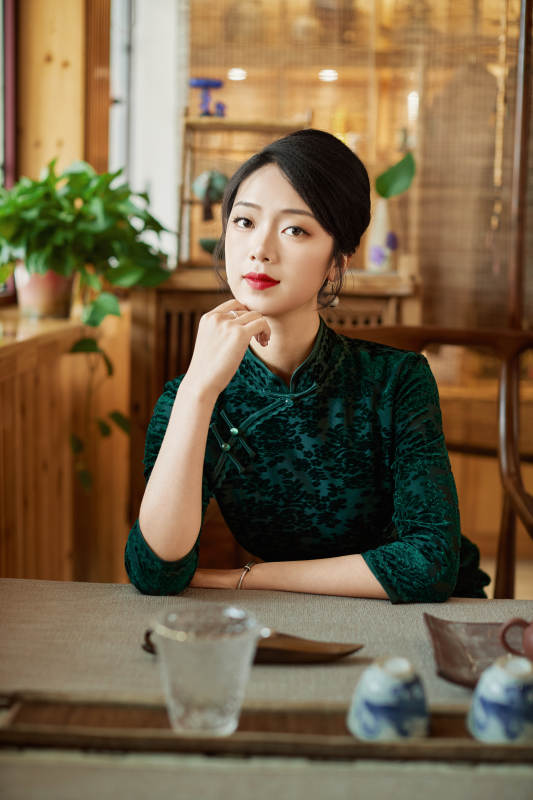 旗袍美女在茶社品茶图片