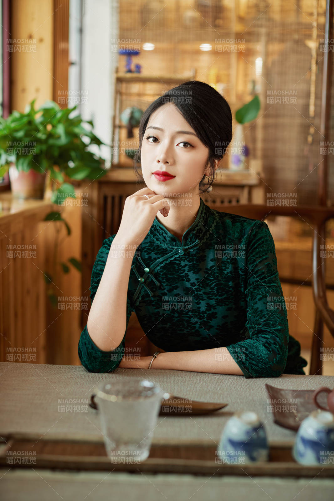 旗袍美女在茶社品茶图片