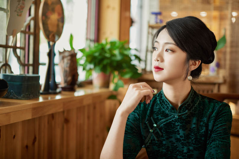 旗袍美女在茶社品茶图片