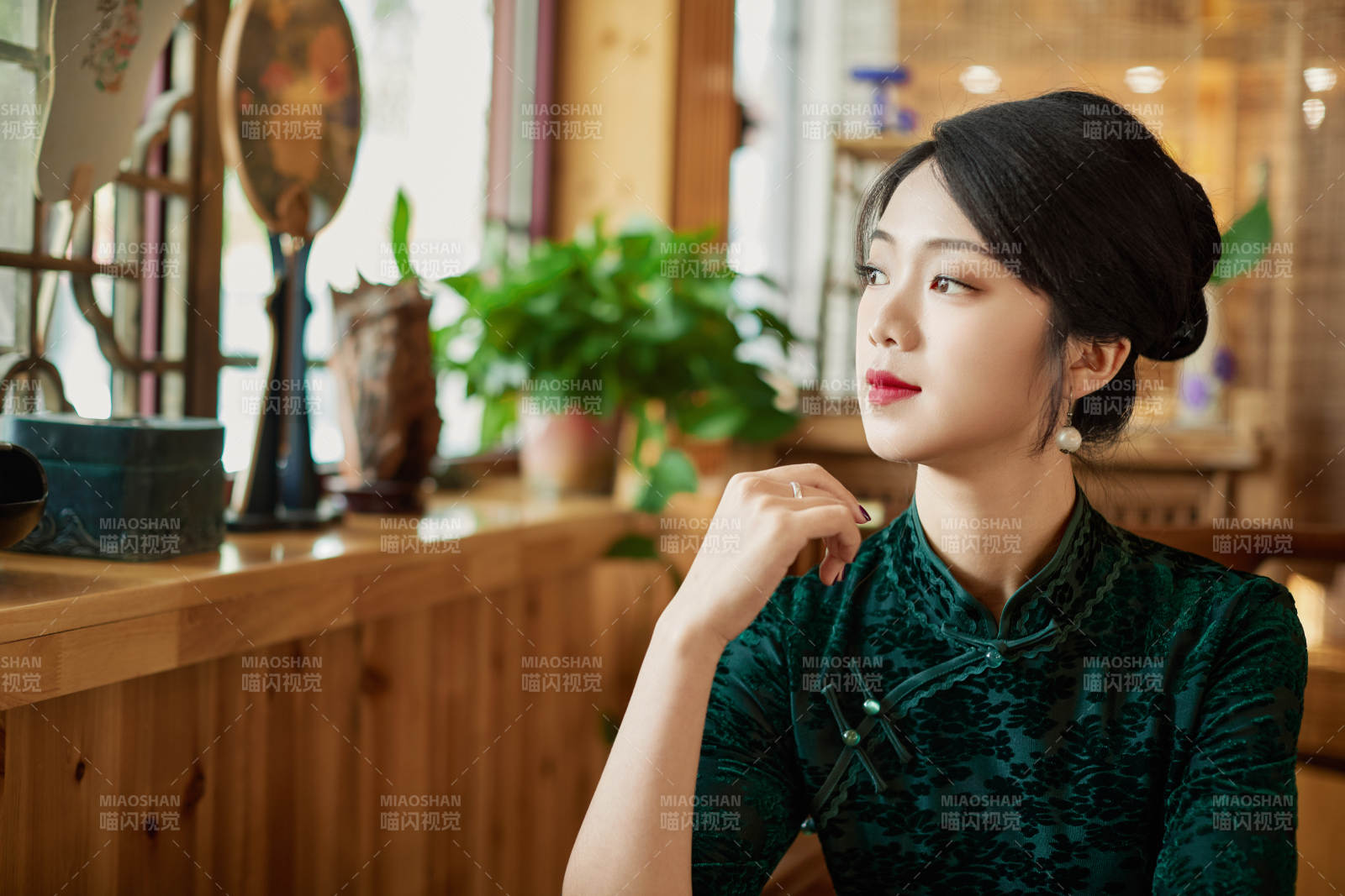 旗袍美女在茶社品茶图片