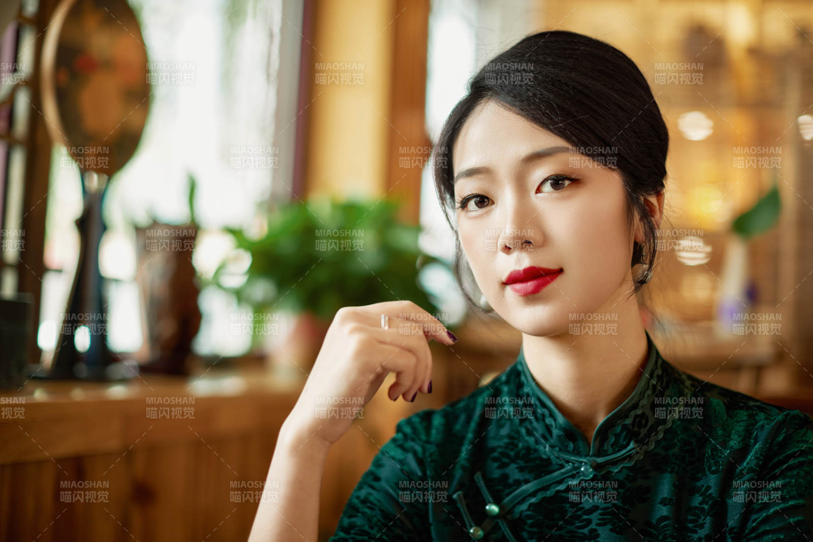 旗袍美女在茶社品茶图片