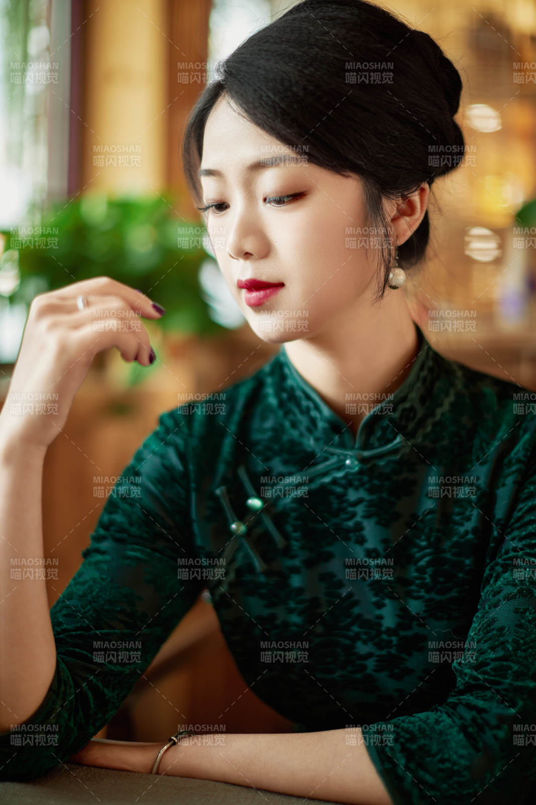 旗袍美女在茶社品茶图片