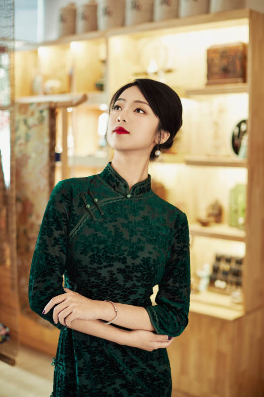 在中式茶社内穿着复古旗袍的中国女性图片