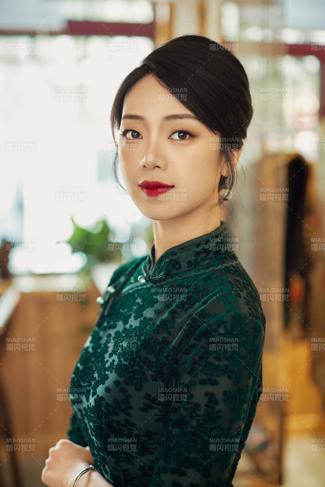 在中式茶社内穿着复古旗袍的中国女性图片