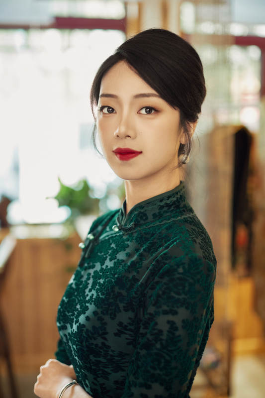 在中式茶社内穿着复古旗袍的中国女性图片