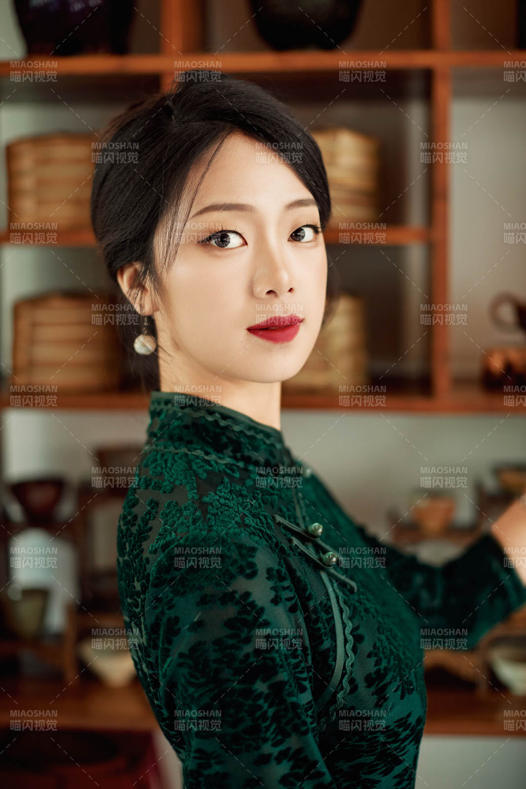 在中式茶社内穿着复古旗袍的中国女性图片