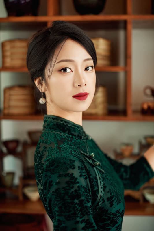 在中式茶社内穿着复古旗袍的中国女性图片