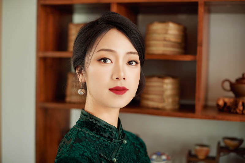 在中式茶社内穿着复古旗袍的中国女性图片