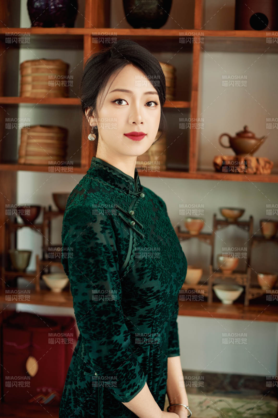 在中式茶社内穿着复古旗袍的中国女性图片