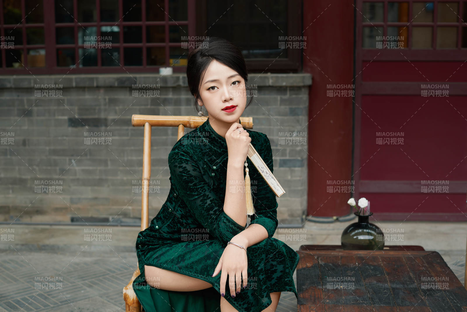 坐在中式庭院里身穿复古旗袍的亚洲女性图片