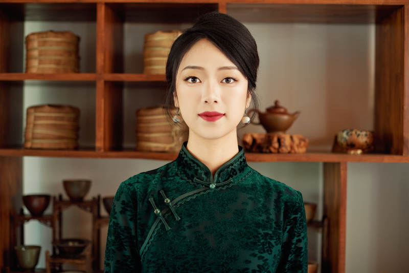 在中式茶社内穿着复古旗袍的中国女性图片