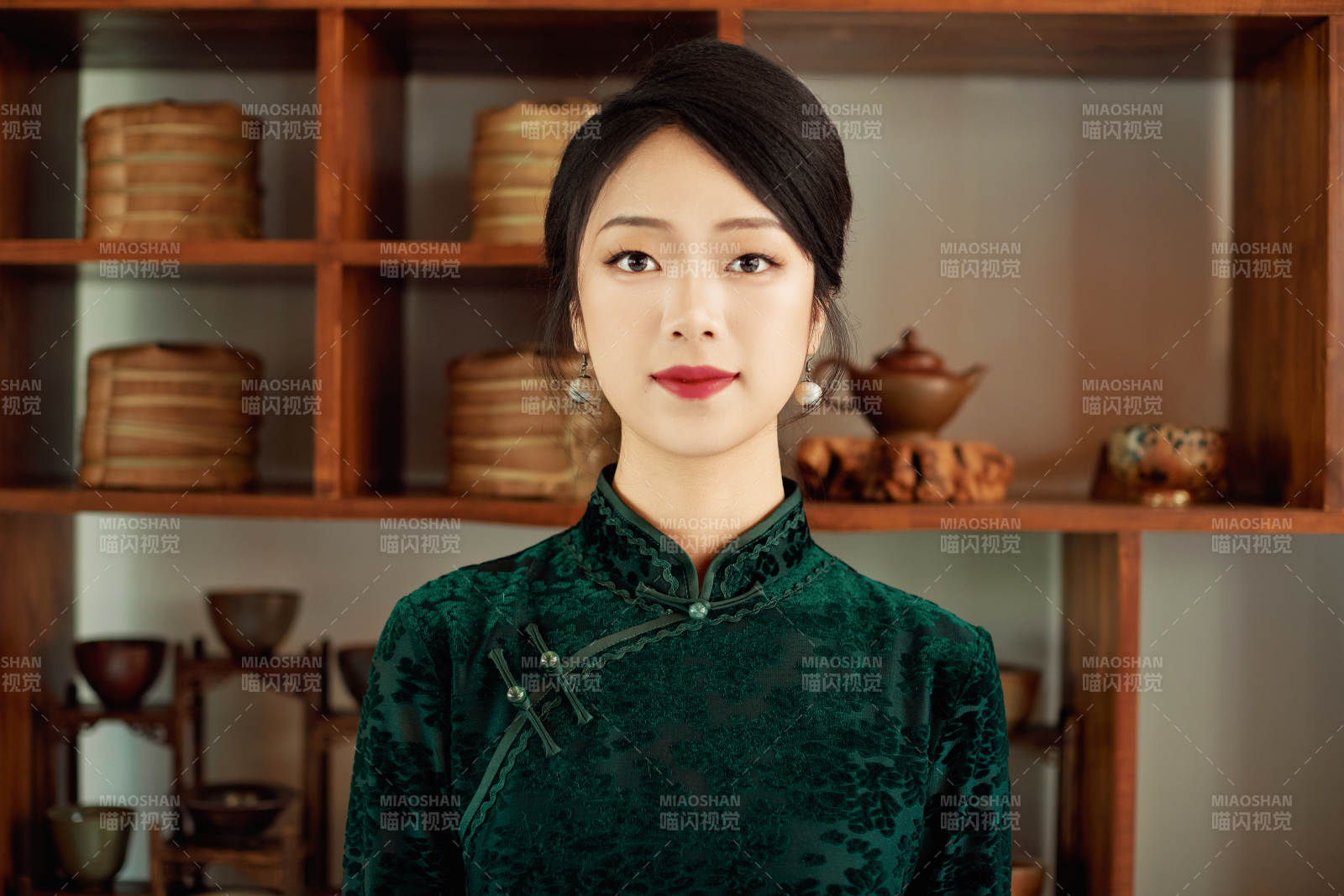 在中式茶社内穿着复古旗袍的中国女性图片