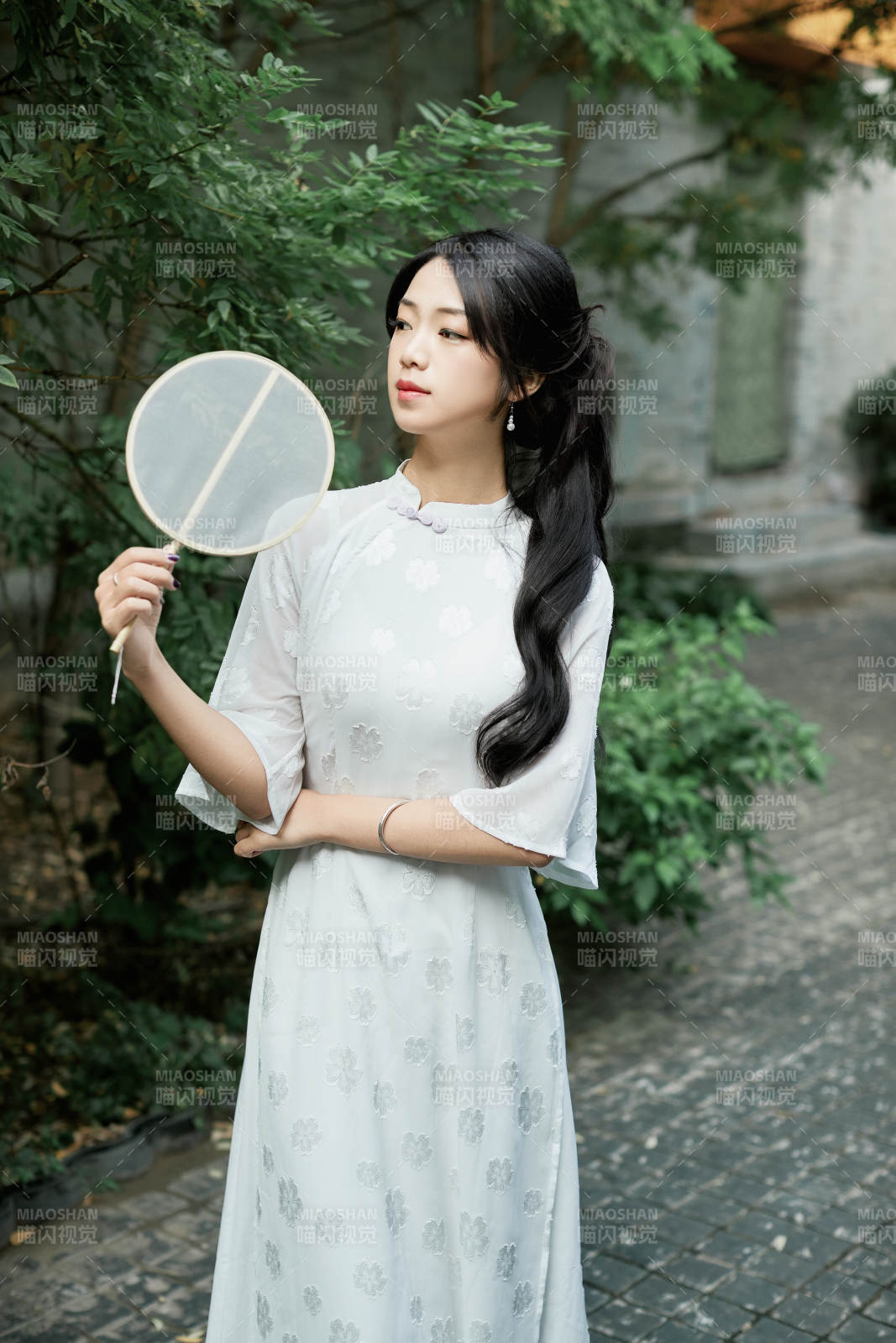 穿着民国风格旗袍的美女在古城游玩图片