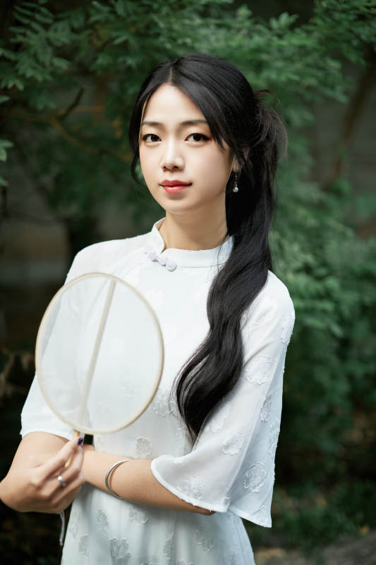 穿着民国风格旗袍的美女在古城游玩图片