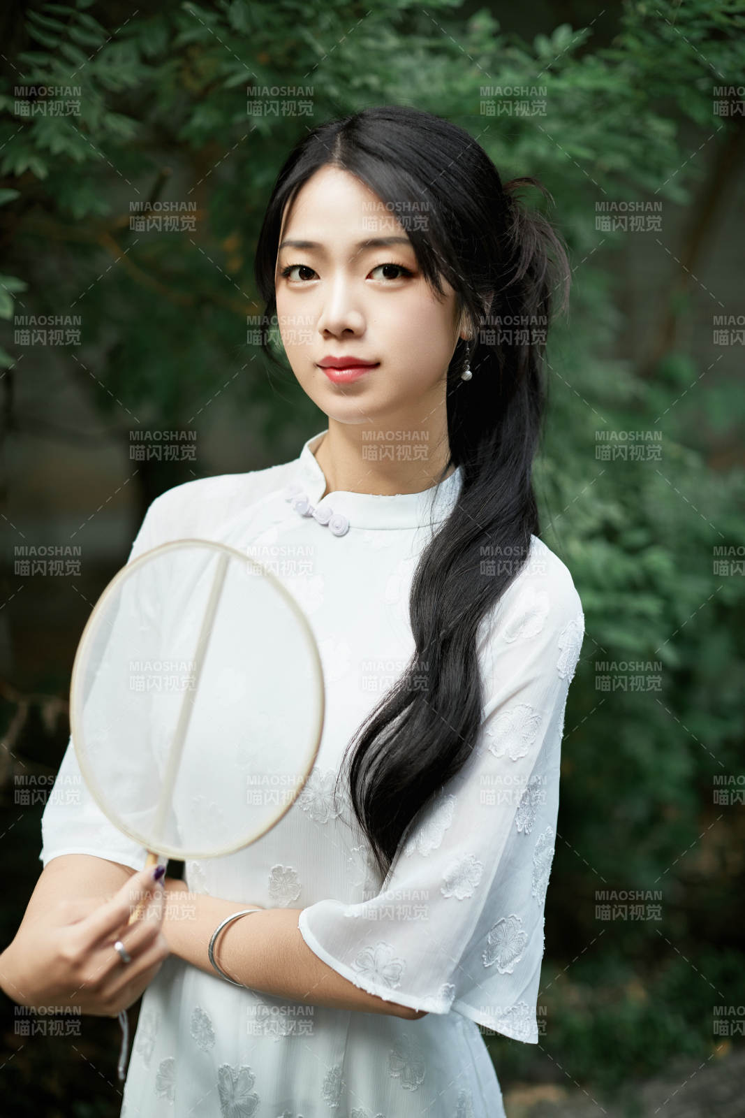 穿着民国风格旗袍的美女在古城游玩图片